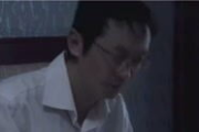 女孩跪地哭喊男朋友不在了，情感纠葛与心理剖析