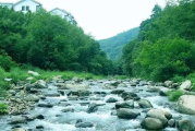 【古典诗词探秘】"两峰夹小溪地湿又无泥"：一幅山水的诗意画卷