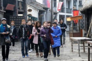 横店影视城群众演员生存现状与发展策略解析